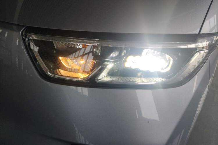 Used Wuling Yangguang 2024 300KM Comfort Version Passenger Van 75kW Left Front Headlight
