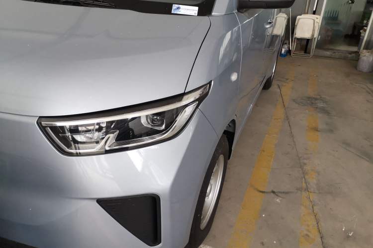 Used Wuling Yangguang 2024 300KM Comfort Version Passenger Van 75kW Left Front Headlight