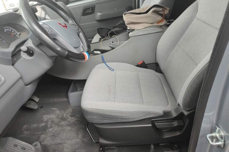 Used Wuling Yangguang 2024 300KM Comfort Version Passenger Van 75kW Left Front Seat