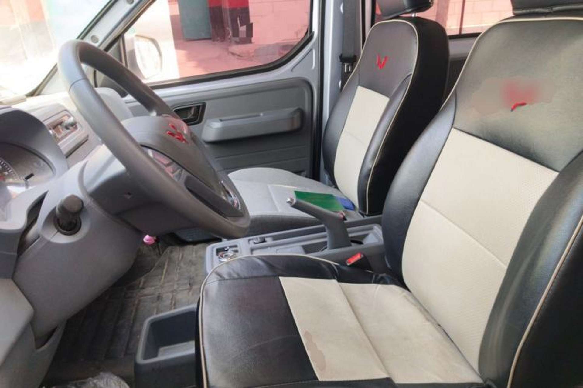 Used Wuling Yangguang 2024 300KM Comfort Version Passenger Van 75kW Left Front Seat