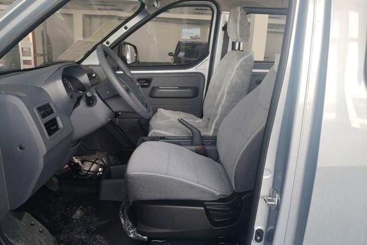Used Wuling Yangguang 2024 300KM Comfort Version Passenger Van 75kW Left Front Seat