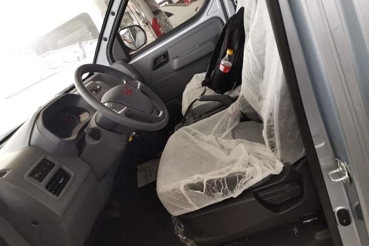 Used Wuling Yangguang 2024 300KM Comfort Version Passenger Van 75kW Left Front Seat