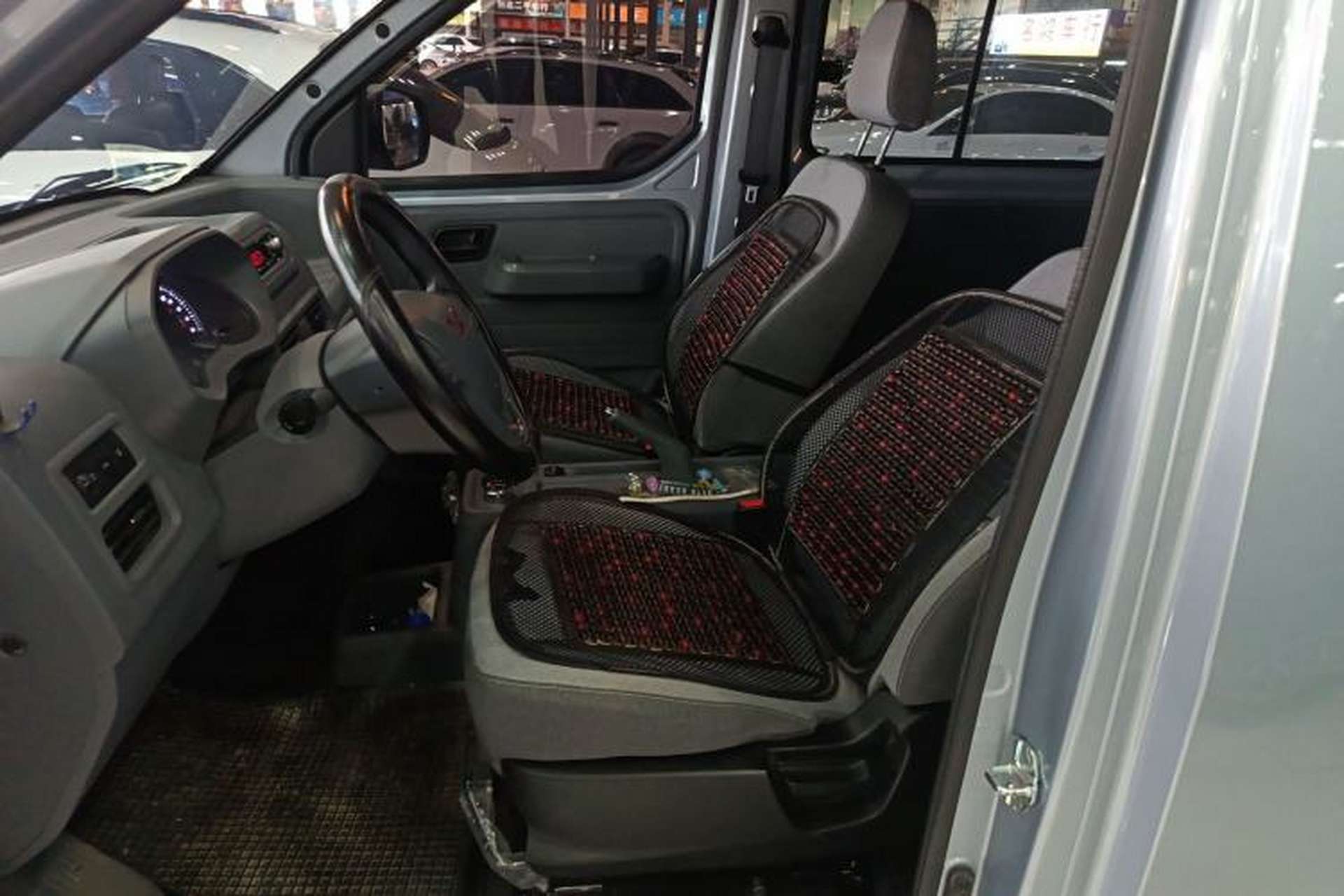 Used Wuling Yangguang 2024 300KM Comfort Version Passenger Van 75kW Left Front Seat
