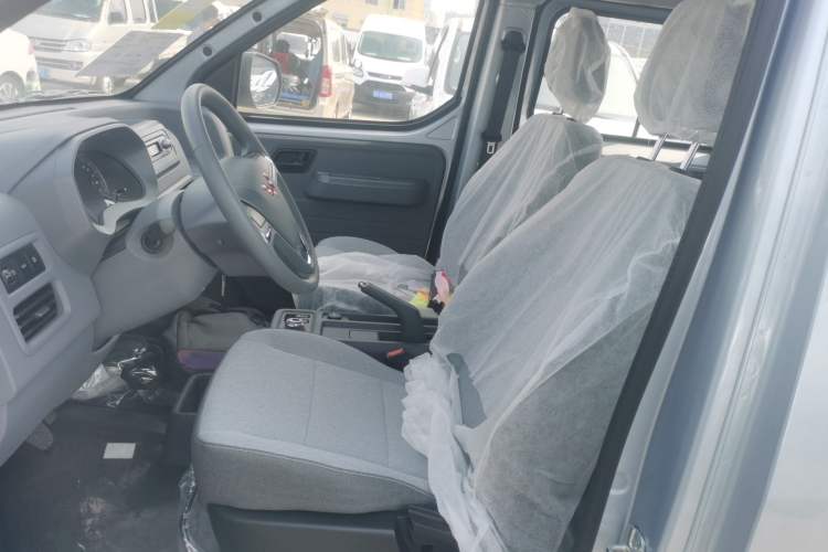 Used Wuling Yangguang 2024 300KM Comfort Version Passenger Van 75kW Left Front Seat