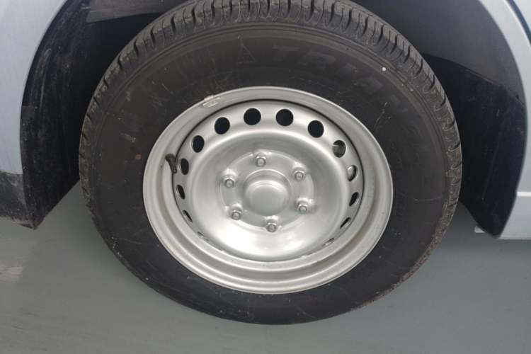 Used Wuling Yangguang 2024 300KM Comfort Version Passenger Van 75kW Left Front Wheel Hub