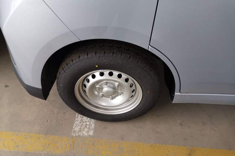 Used Wuling Yangguang 2024 300KM Comfort Version Passenger Van 75kW Left Front Wheel Hub