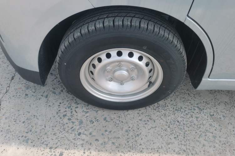 Used Wuling Yangguang 2024 300KM Comfort Version Passenger Van 75kW Left Front Wheel Hub