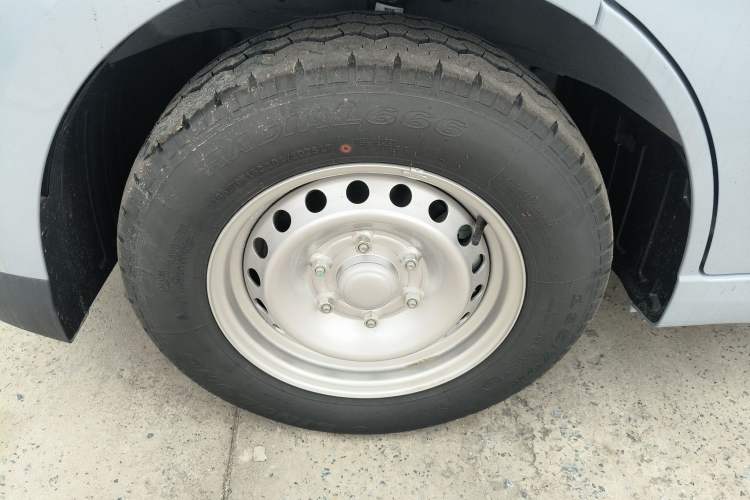 Used Wuling Yangguang 2024 300KM Comfort Version Passenger Van 75kW Left Front Wheel Hub