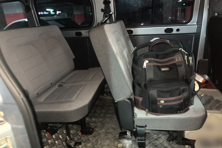 Used Wuling Yangguang 2024 300KM Comfort Version Passenger Van 75kW Left Rear Seat
