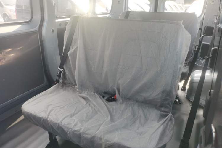 Used Wuling Yangguang 2024 300KM Comfort Version Passenger Van 75kW Left Rear Seat
