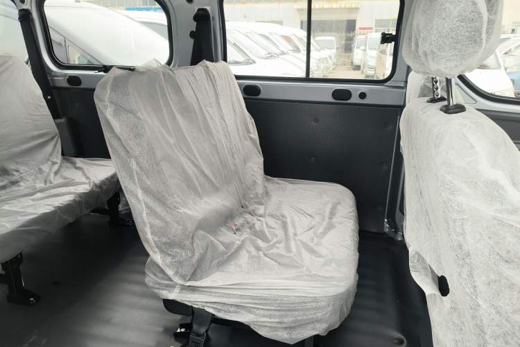 Used Wuling Yangguang 2024 300KM Comfort Version Passenger Van 75kW Left Rear Seat