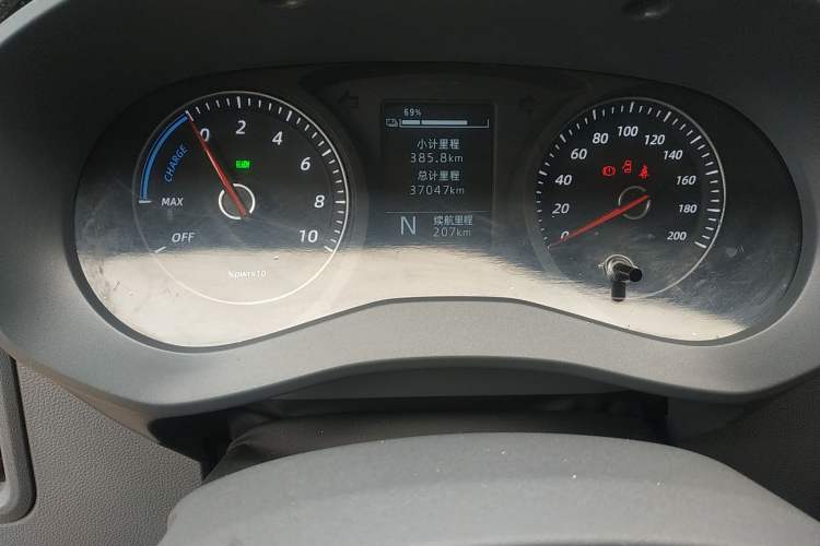 Used Wuling Yangguang 2024 300km Range Practical Window-Sealed Version 60kW Odometer Close Up