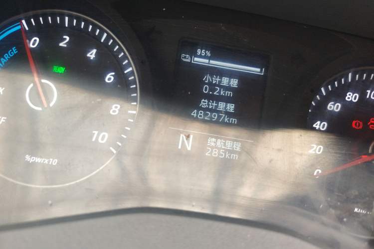 Used Wuling Yangguang 2024 300KM Comfort Version Passenger Van 75kW Odometer Close Up