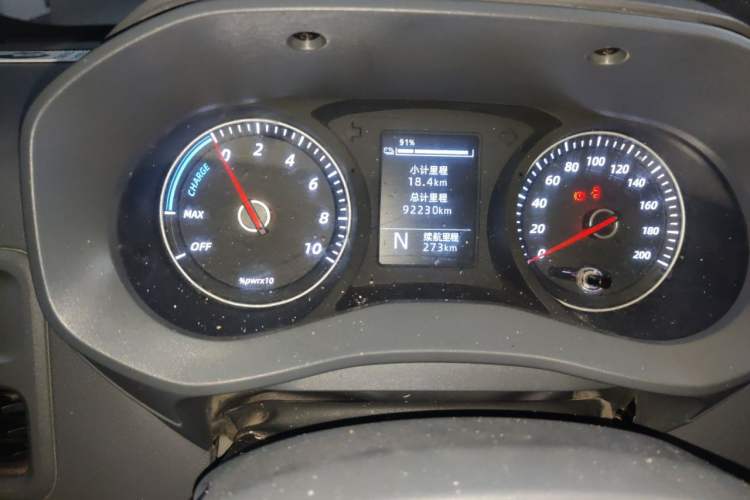 Used Wuling Yangguang 2024 300km Comfort-Grade Passenger Van 60kW Odometer Close Up