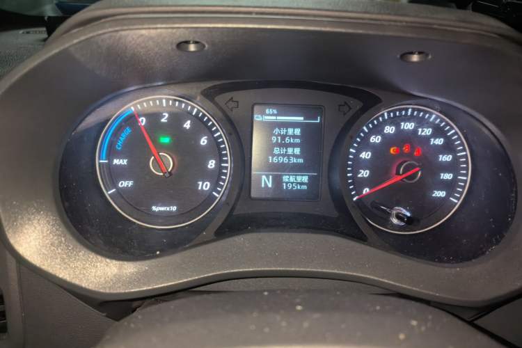 Used Wuling Yangguang 2024 300KM Comfort Version Passenger Van 75kW Odometer Close Up