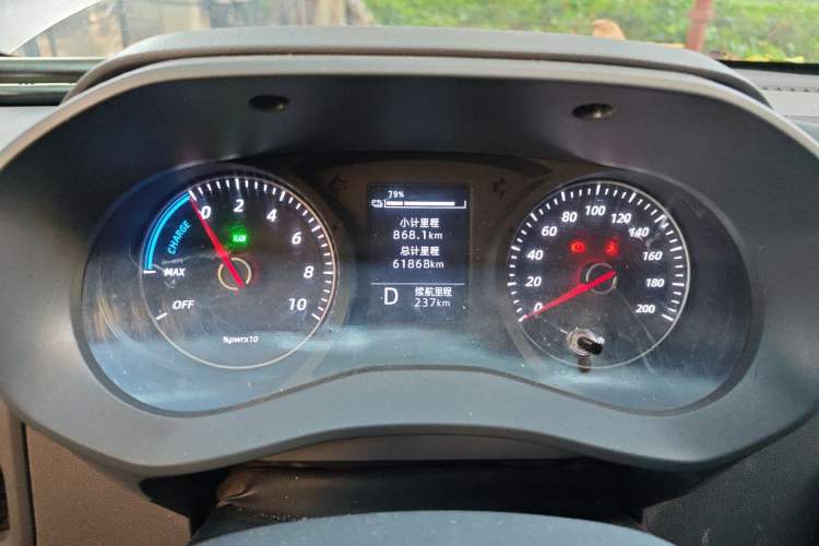 Used Wuling Yangguang 2024 300km Comfort-Grade Passenger Van 60kW Odometer Close Up