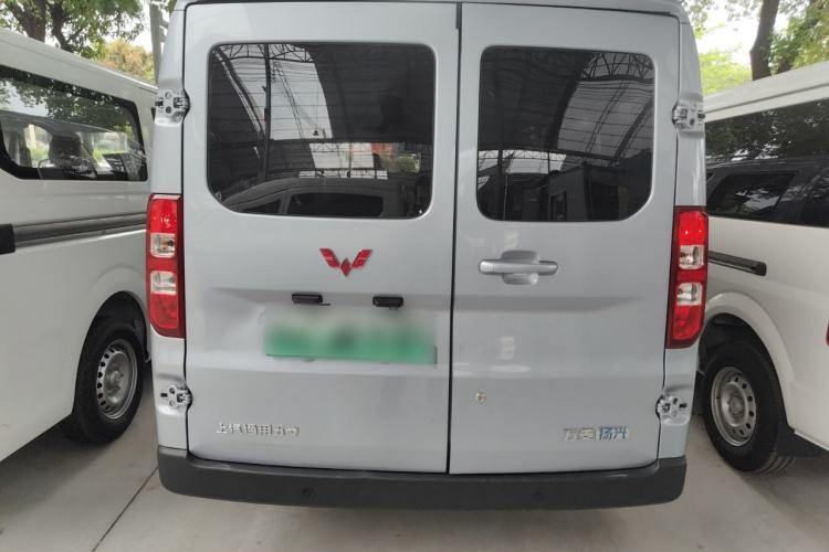 Used Wuling Yangguang 2024 300KM Comfort Version Passenger Van 75kW Rear