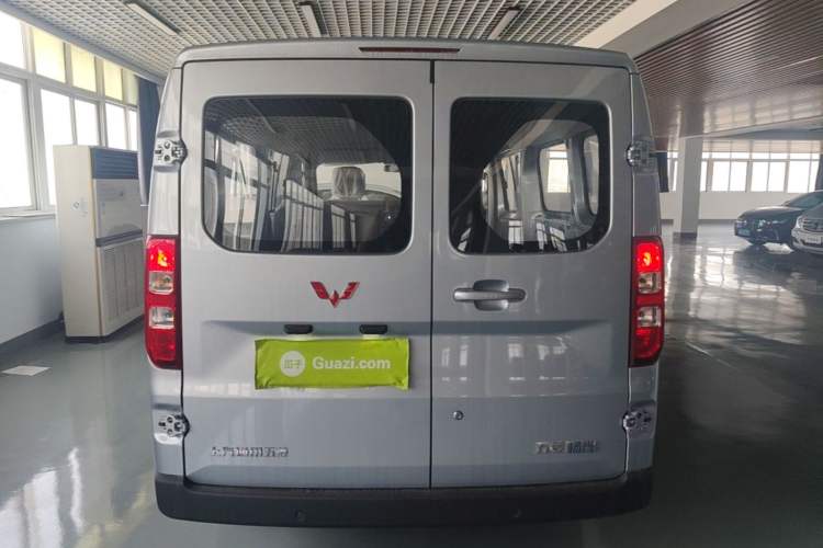 Used Wuling Yangguang 2024 300KM Comfort Version Passenger Van 75kW Rear