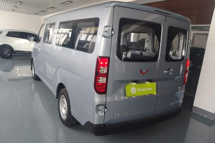 Used Wuling Yangguang 2024 300KM Comfort Version Passenger Van 75kW Rear Left 45 Deg