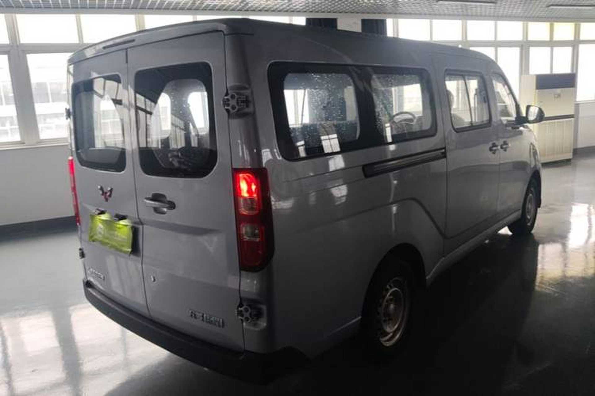 Used Wuling Yangguang 2024 300KM Comfort Version Passenger Van 75kW Rear Right 45 Deg