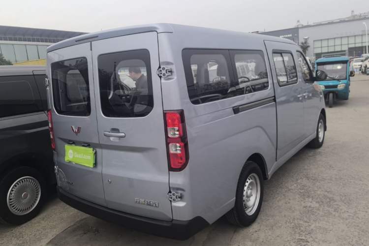 Used Wuling Yangguang 2024 300KM Comfort Version Passenger Van 75kW Rear Right 45 Deg