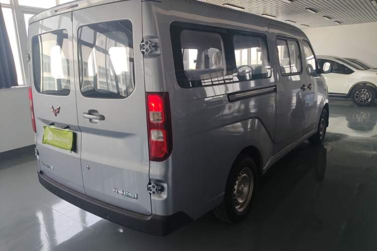 Used Wuling Yangguang 2024 300KM Comfort Version Passenger Van 75kW Rear Right 45 Deg