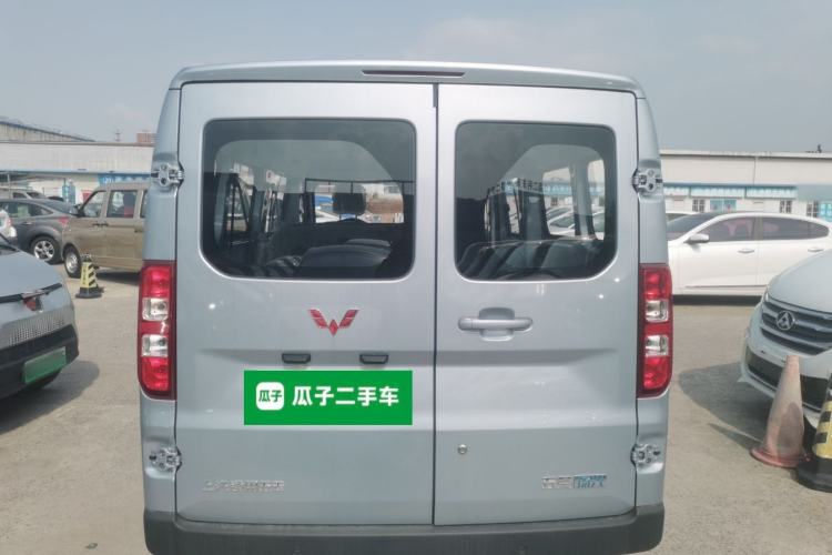 Used Wuling Yangguang 2024 300KM Comfort Version Passenger Van 75kW Rear
