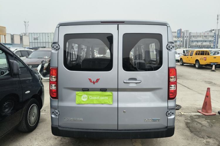 Used Wuling Yangguang 2024 300KM Comfort Version Passenger Van 75kW Rear