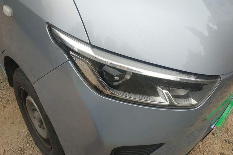 Used Wuling Yangguang 2024 300km Range Practical Window-Sealed Version 60kW Right Front Headlight