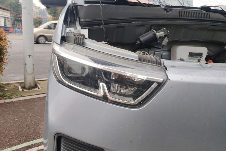 Used Wuling Yangguang 2024 300KM Comfort Version Passenger Van 75kW Right Front Headlight