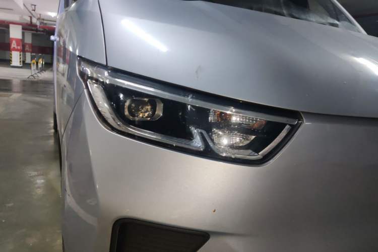 Used Wuling Yangguang 2024 300km Comfort-Grade Passenger Van 60kW Right Front Headlight