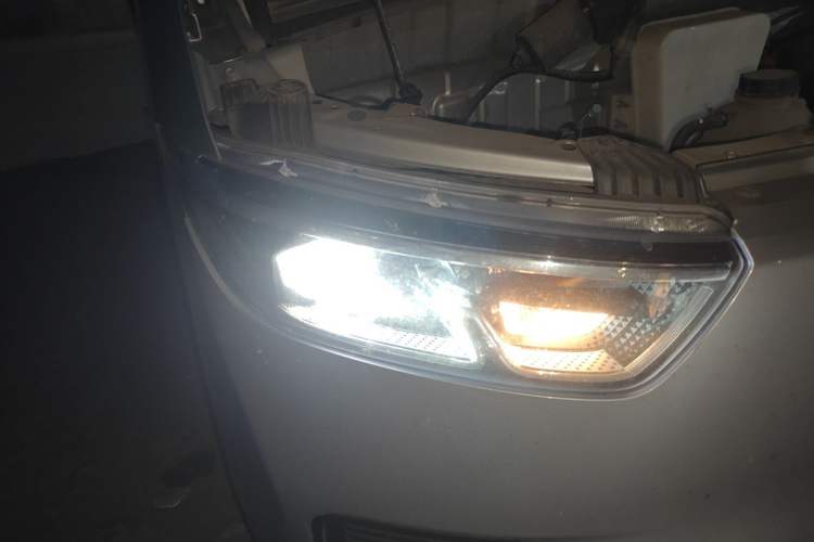 Used Wuling Yangguang 2024 300KM Comfort Version Passenger Van 75kW Right Front Headlight