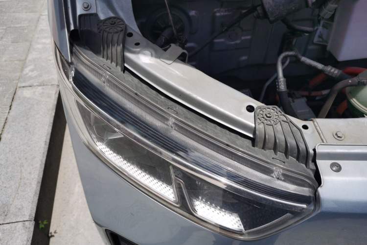 Used Wuling Yangguang 2024 300KM Comfort Version Passenger Van 75kW Right Front Headlight