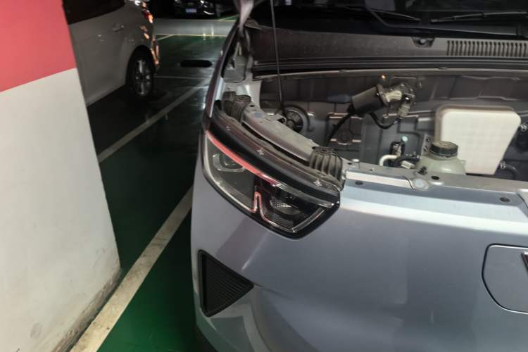 Used Wuling Yangguang 2024 300KM Comfort Version Passenger Van 75kW Right Front Headlight