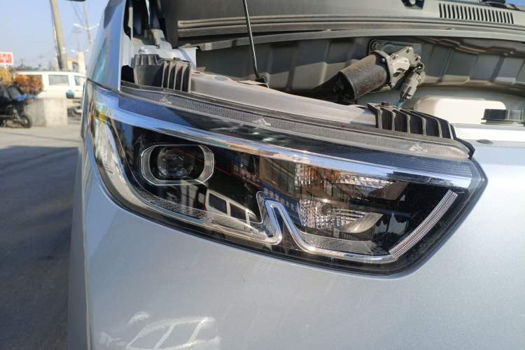 Used Wuling Yangguang 2024 300KM Comfort Version Passenger Van 75kW Right Front Headlight
