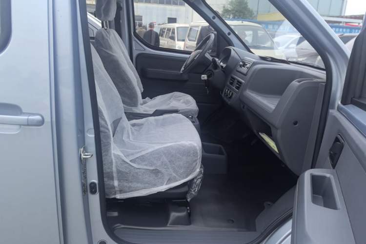 Used Wuling Yangguang 2024 300KM Comfort Version Passenger Van 75kW Right Front Seat
