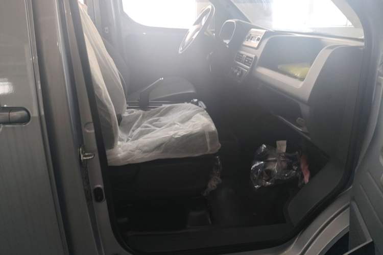 Used Wuling Yangguang 2024 300KM Comfort Version Passenger Van 75kW Right Front Seat
