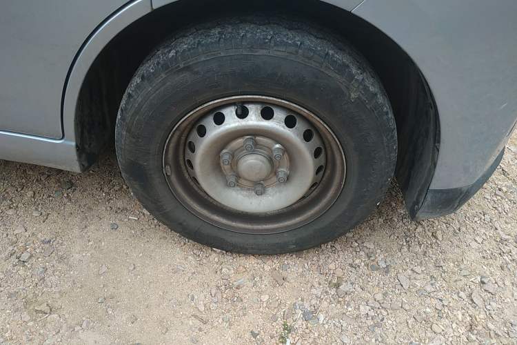 Used Wuling Yangguang 2024 300km Range Practical Window-Sealed Version 60kW Right Front Wheel Hub