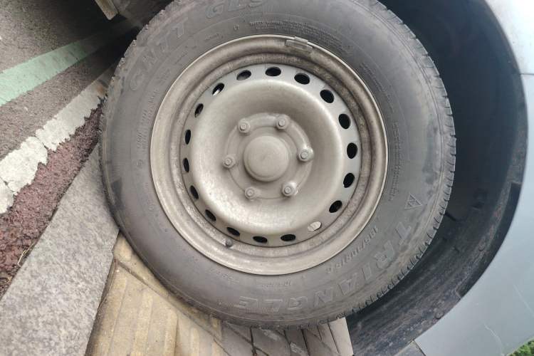 Used Wuling Yangguang 2024 300KM Comfort Version Passenger Van 75kW Right Front Wheel Hub