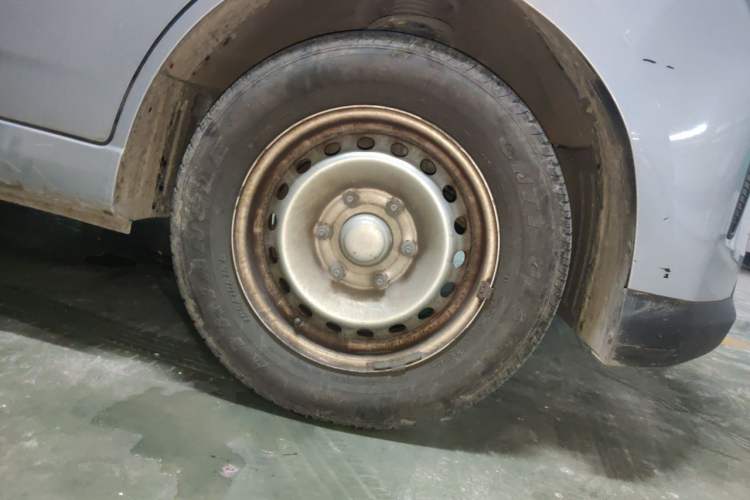 Used Wuling Yangguang 2024 300km Comfort-Grade Passenger Van 60kW Right Front Wheel Hub
