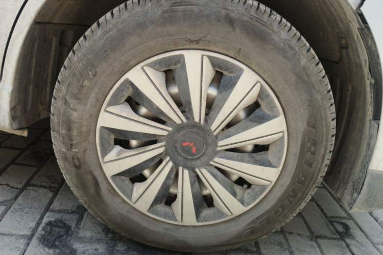 Used Wuling Yangguang 2024 300KM Comfort Version Passenger Van 75kW Right Front Wheel Hub