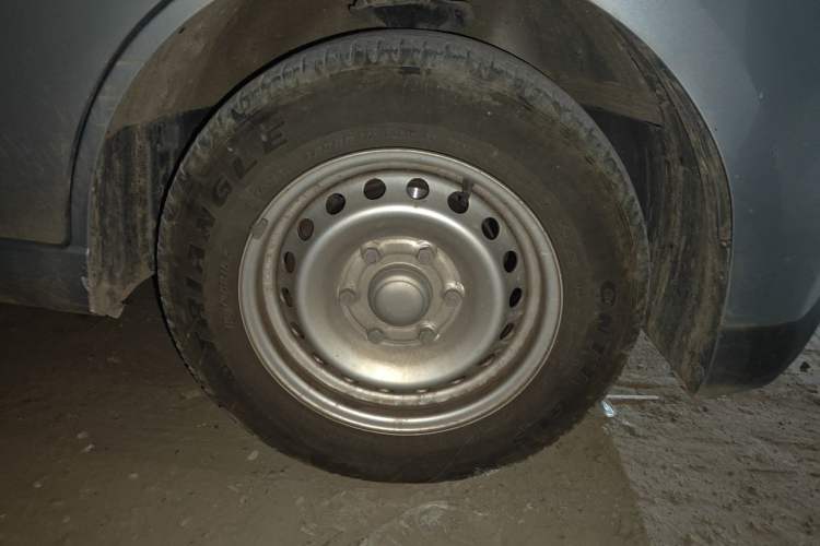Used Wuling Yangguang 2024 300KM Comfort Version Passenger Van 75kW Right Front Wheel Hub