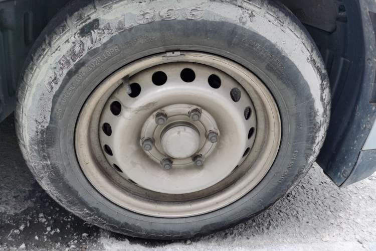 Used Wuling Yangguang 2024 300KM Comfort Version Passenger Van 75kW Right Front Wheel Hub