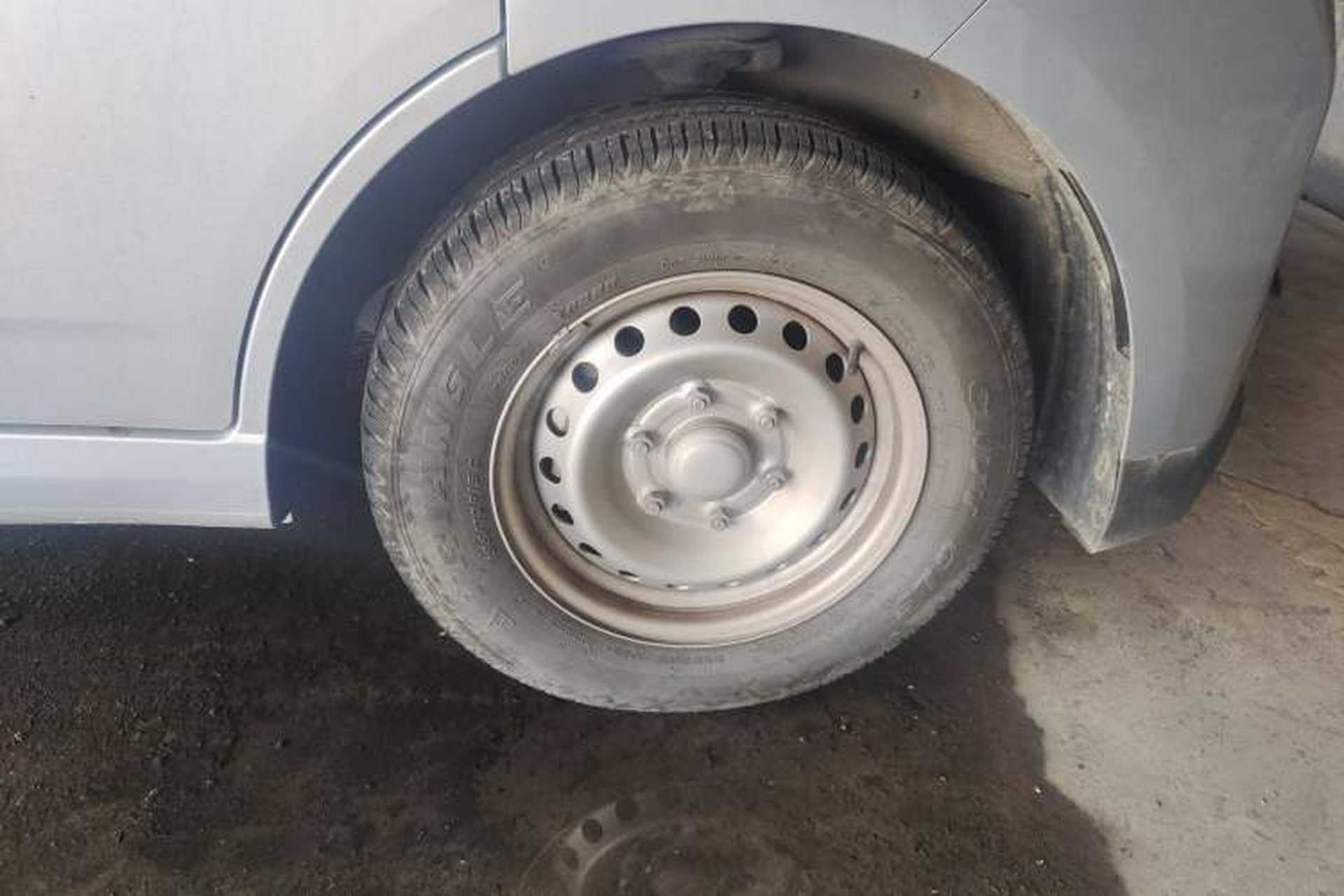 Used Wuling Yangguang 2024 300KM Comfort Version Passenger Van 75kW Right Front Wheel Hub