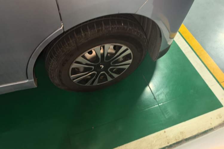Used Wuling Yangguang 2024 300KM Comfort Version Passenger Van 75kW Right Front Wheel Hub
