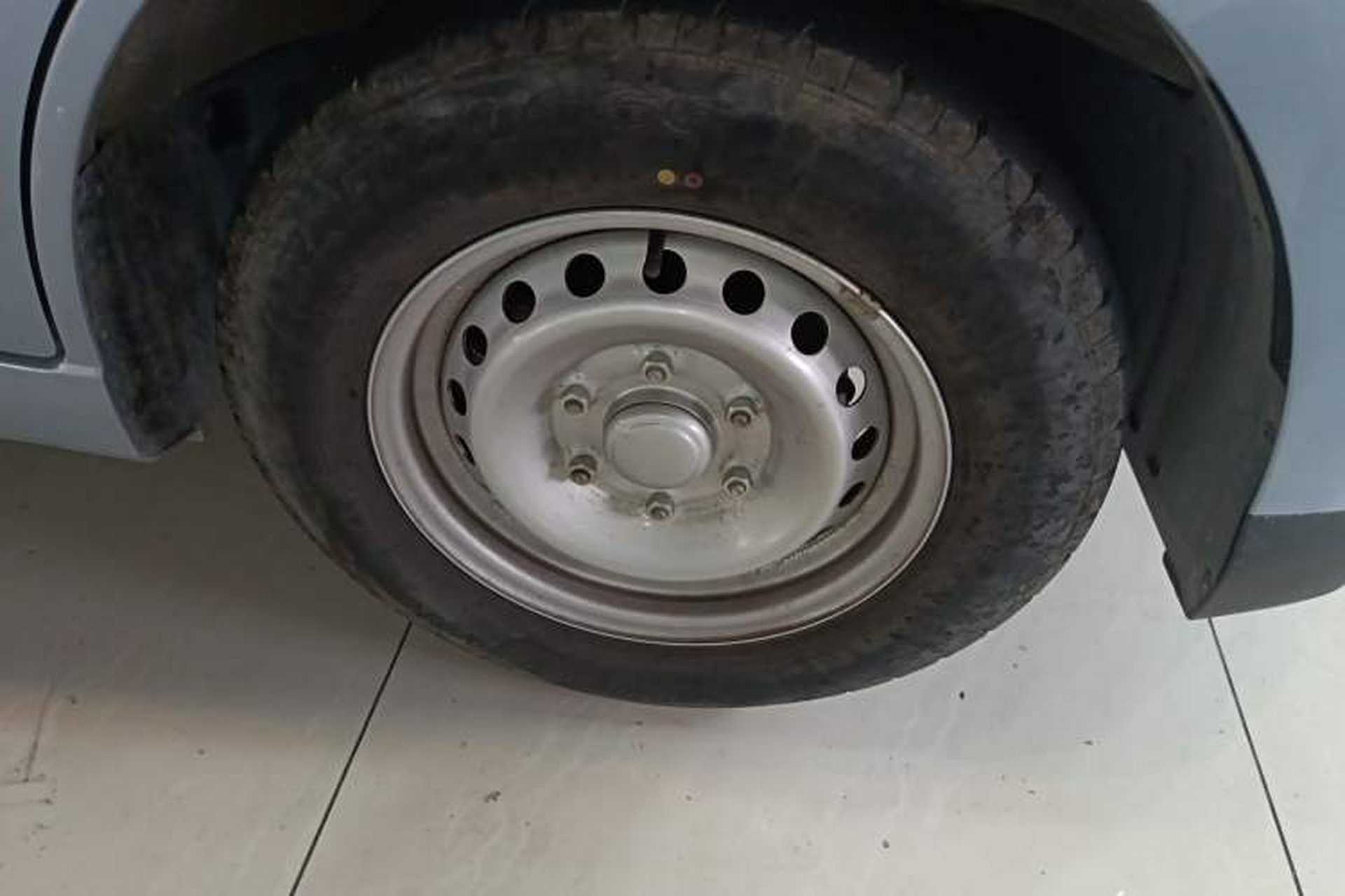 Used Wuling Yangguang 2024 300KM Comfort Version Passenger Van 75kW Right Front Wheel Hub