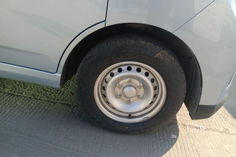 Used Wuling Yangguang 2024 300KM Comfort Version Passenger Van 75kW Right Front Wheel Hub