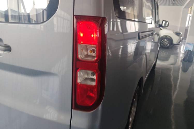 Used Wuling Yangguang 2024 300KM Comfort Version Passenger Van 75kW Right Rear Taillight