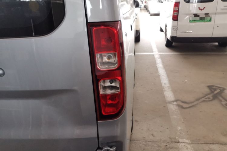 Used Wuling Yangguang 2024 300KM Comfort Version Passenger Van 75kW Right Rear Taillight