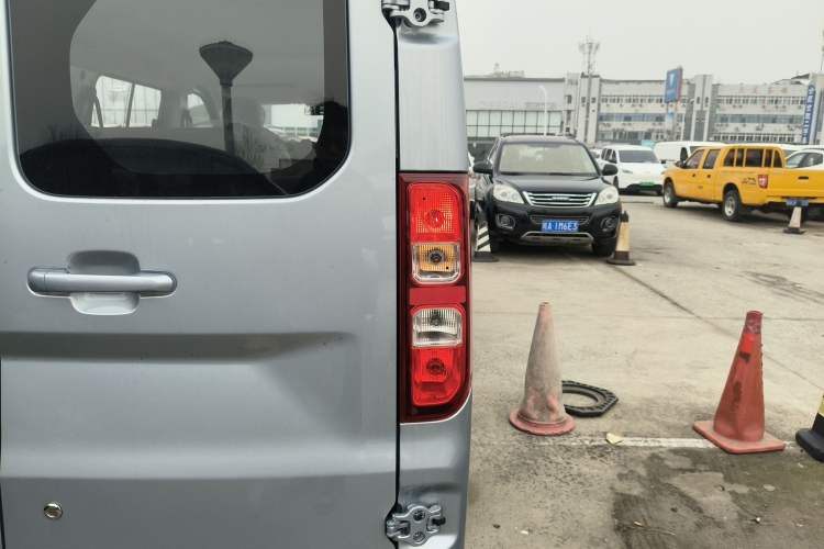 Used Wuling Yangguang 2024 300KM Comfort Version Passenger Van 75kW Right Rear Taillight